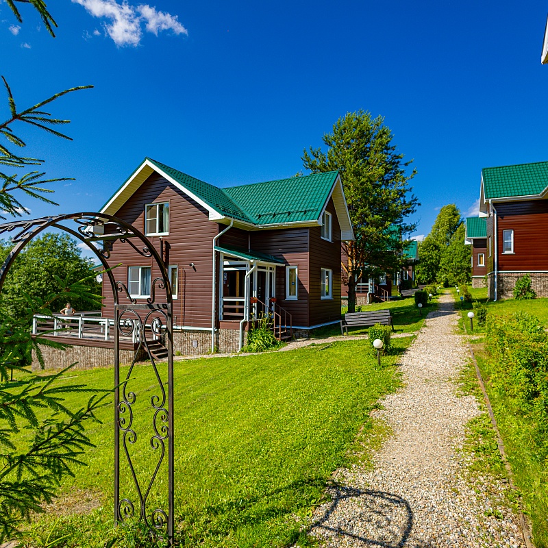 Семейный коттедж с детской игровой зоной